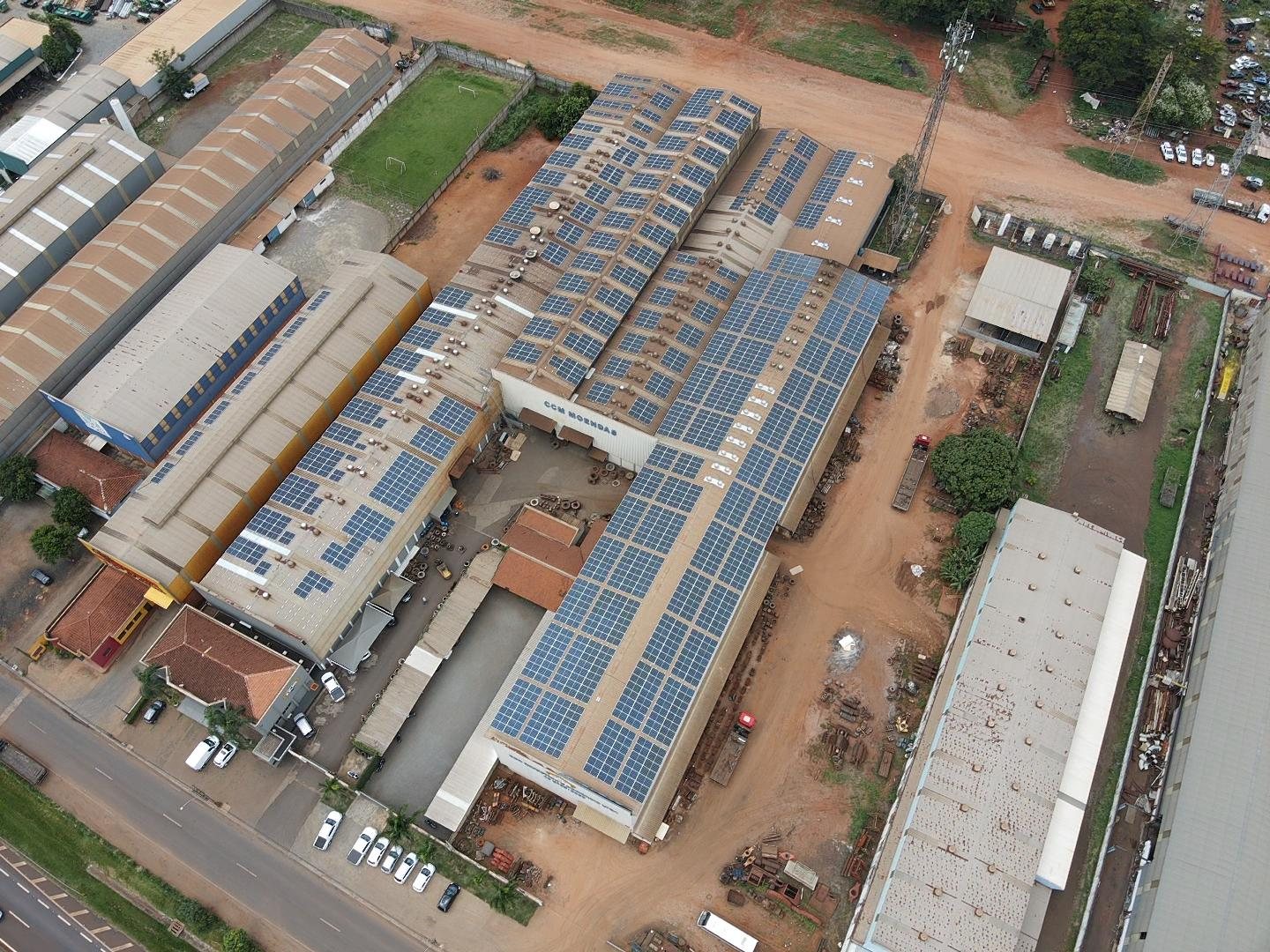 Cobertura industrial com painéis solares